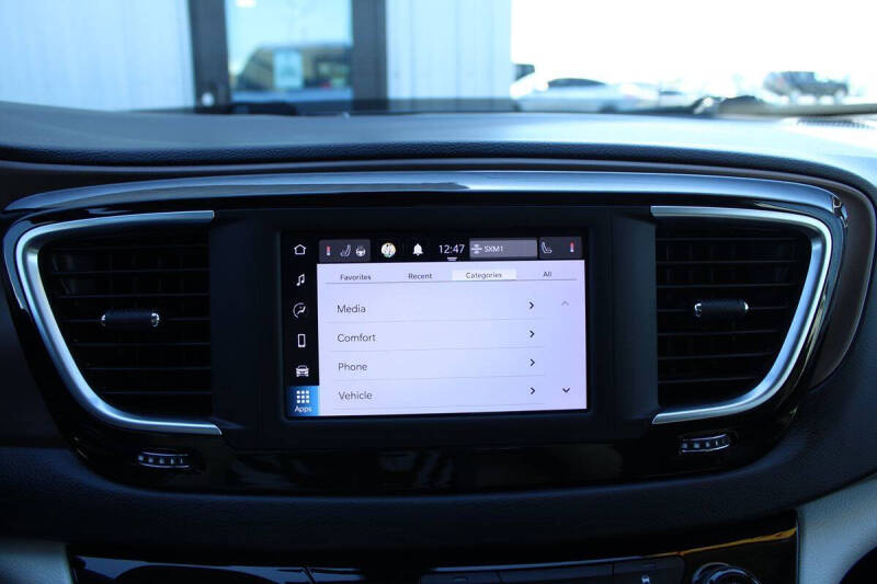 2022 Chrysler Voyager LX