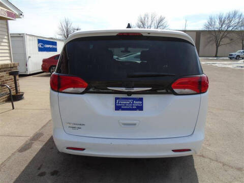 2022 Chrysler Voyager LX