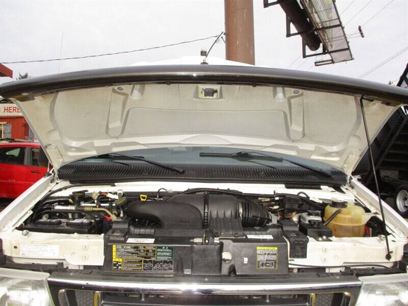 2004 Ford E-Series E-250 SD