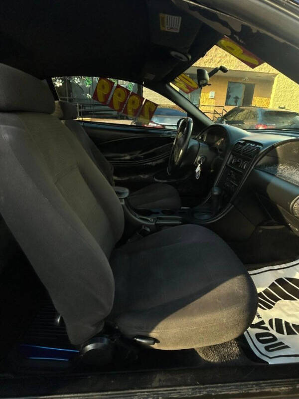 2004 Ford Mustang Deluxe