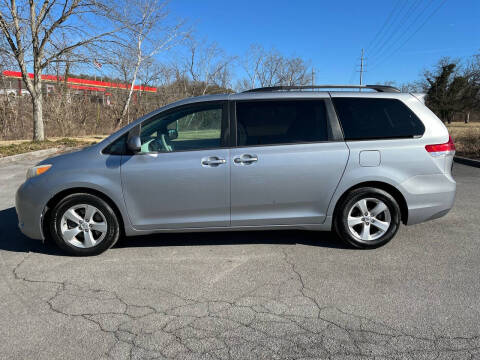 2013 Toyota Sienna LE 8-Passenger