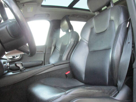 2016 Volvo XC90 T6 Momentum