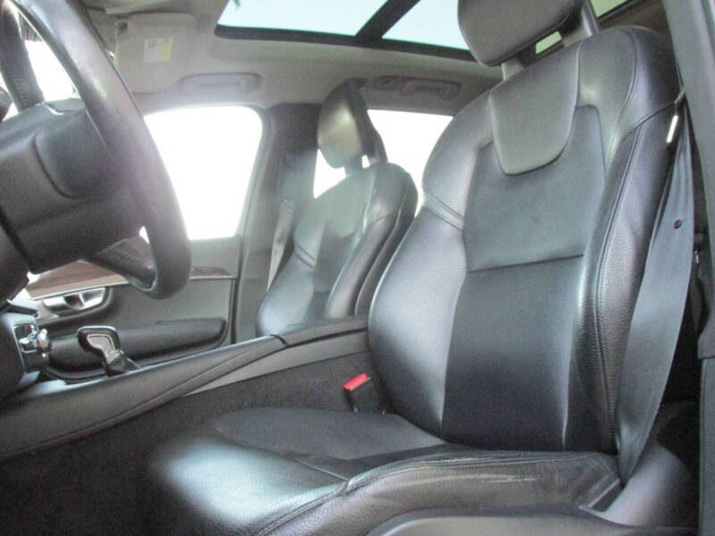 2016 Volvo XC90 T6 Momentum