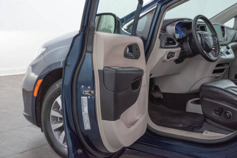 2024 Chrysler Pacifica Plug-In Hybrid Select