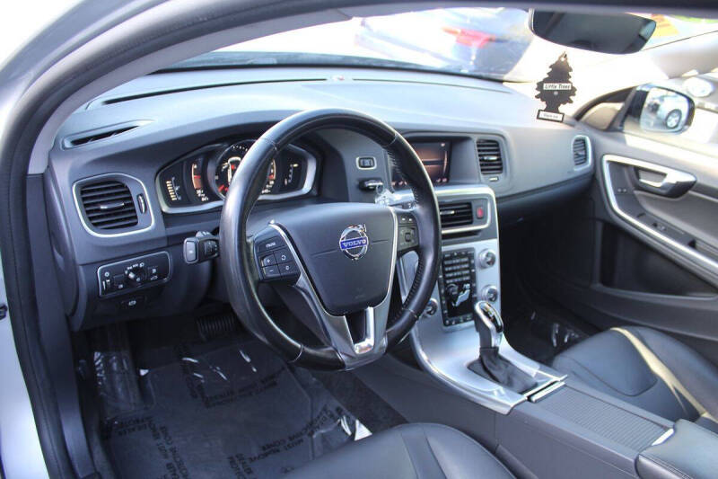 2018 Volvo V60 Cross Country T5 Premier