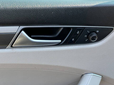 2017 Volkswagen Passat 1.8T R-Line