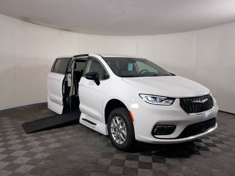 2024 Chrysler Pacifica Touring L's photo