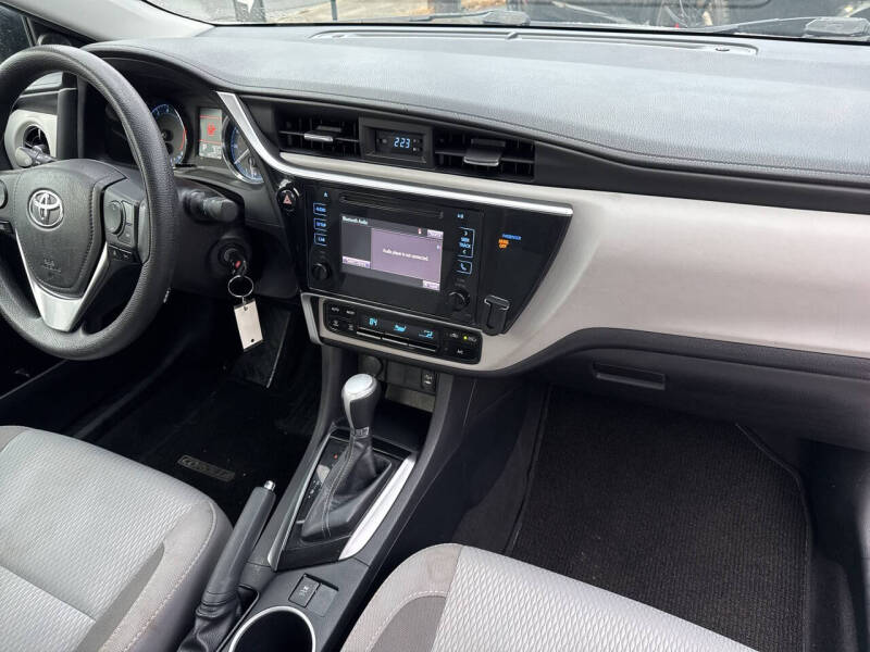 2018 Toyota Corolla LE photo 15