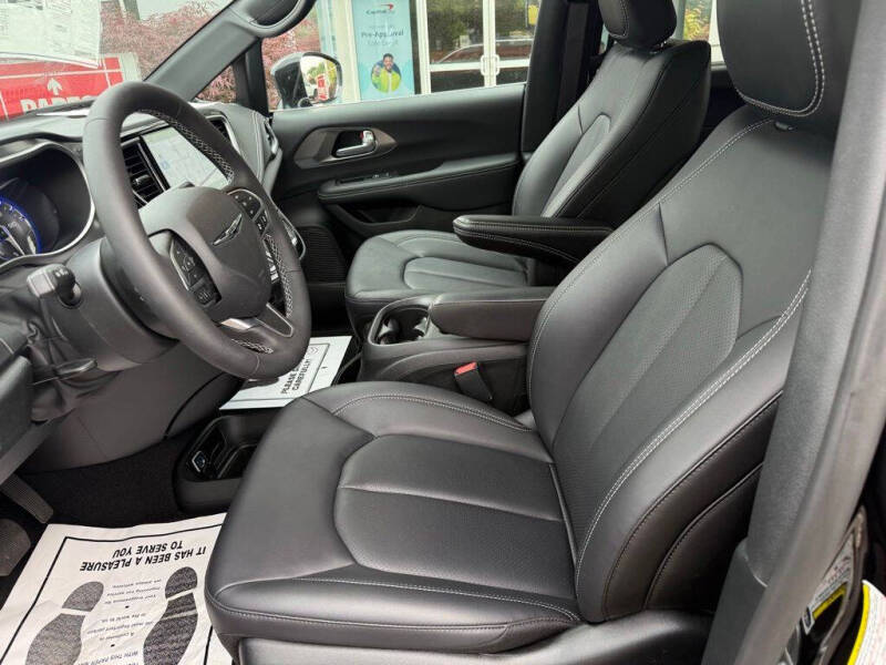 2026 Chrysler Pacifica Select