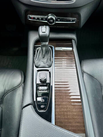 2016 Volvo XC90 T6 Momentum