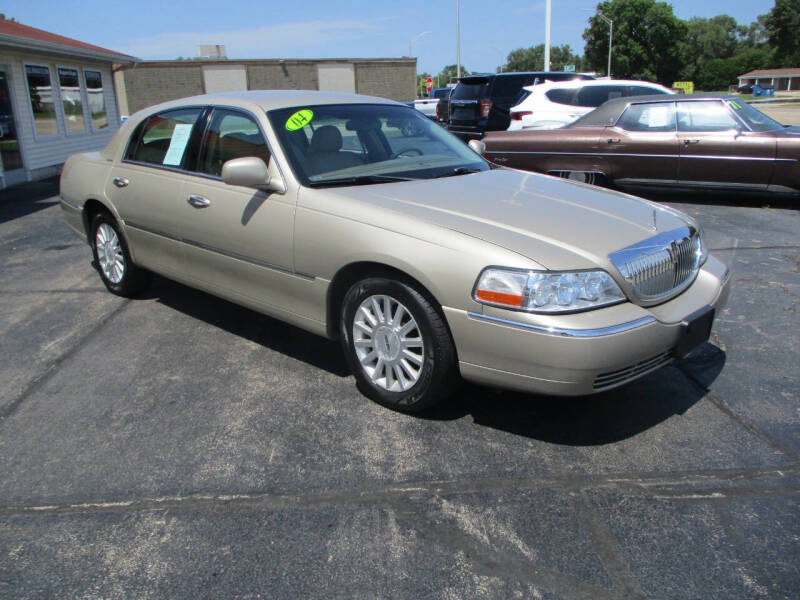 Used 2004 Lincoln Town Car Signature with VIN 1LNHM81WX4Y676953 for sale in Rock Falls, IL