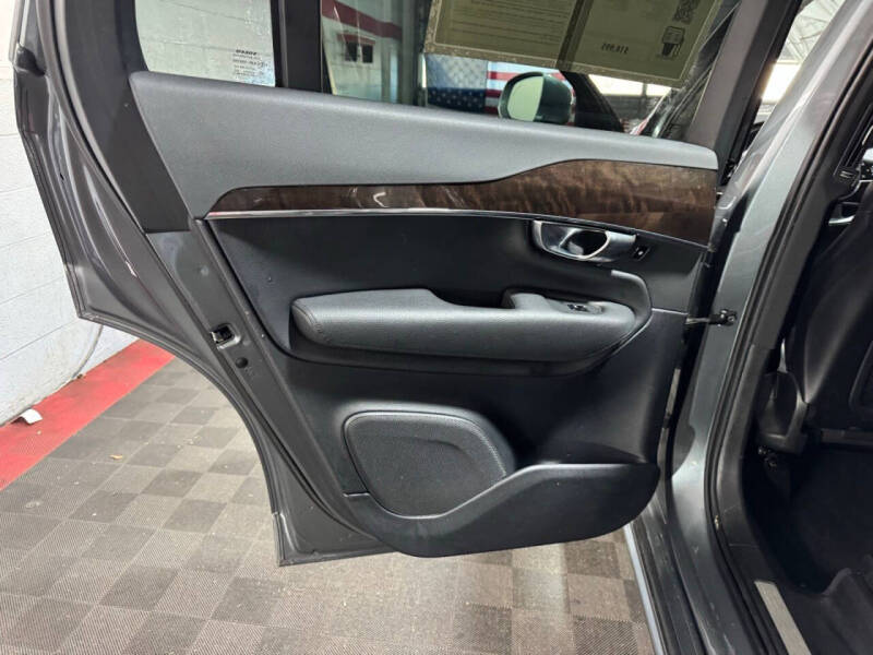 2017 Volvo XC90 T6 Momentum