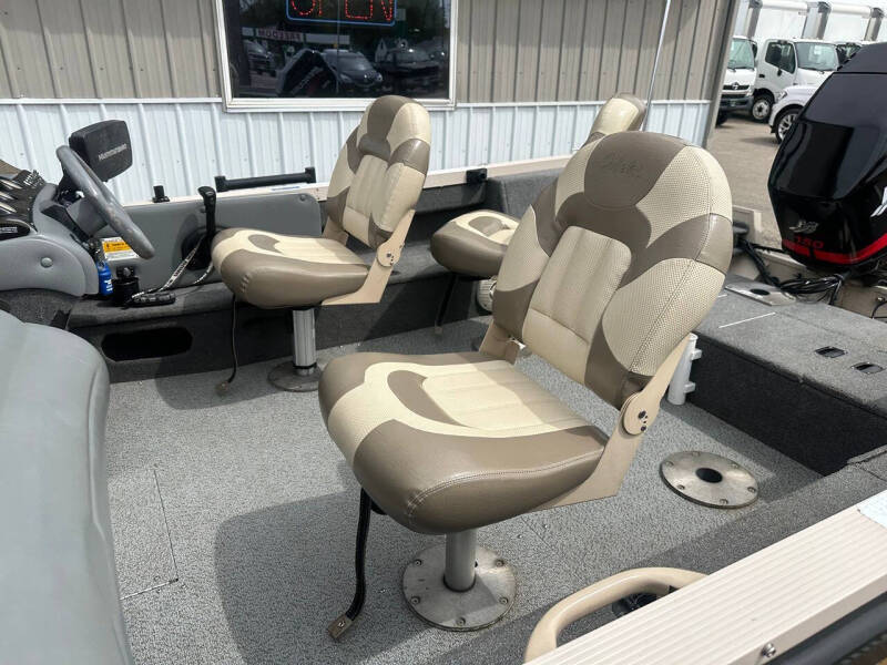 2002 Crestliner 1850 Fish Hawk
