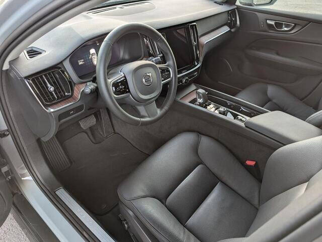 2025 Volvo V60 Cross Country B5 Plus