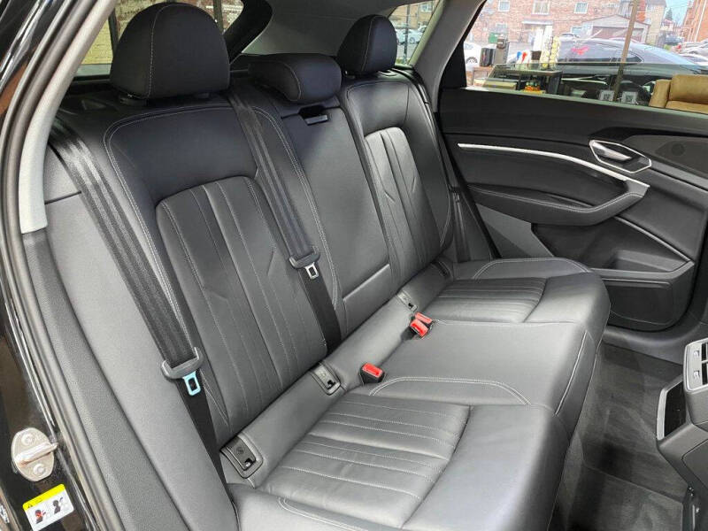 2021 Audi e-tron quattro Premium