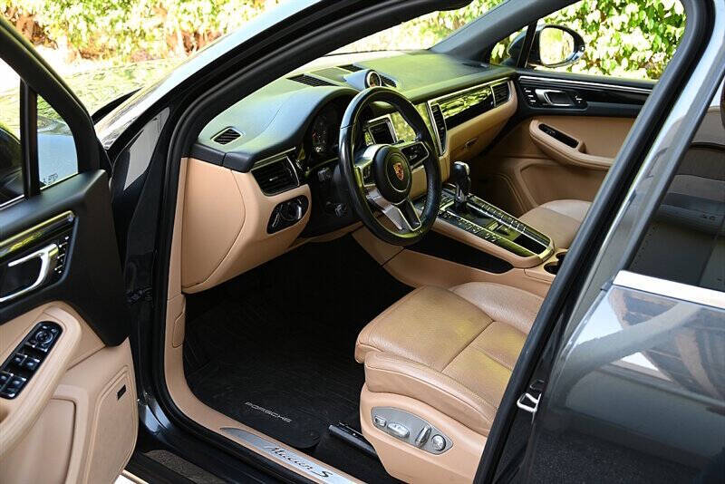 2017 Porsche Macan 41