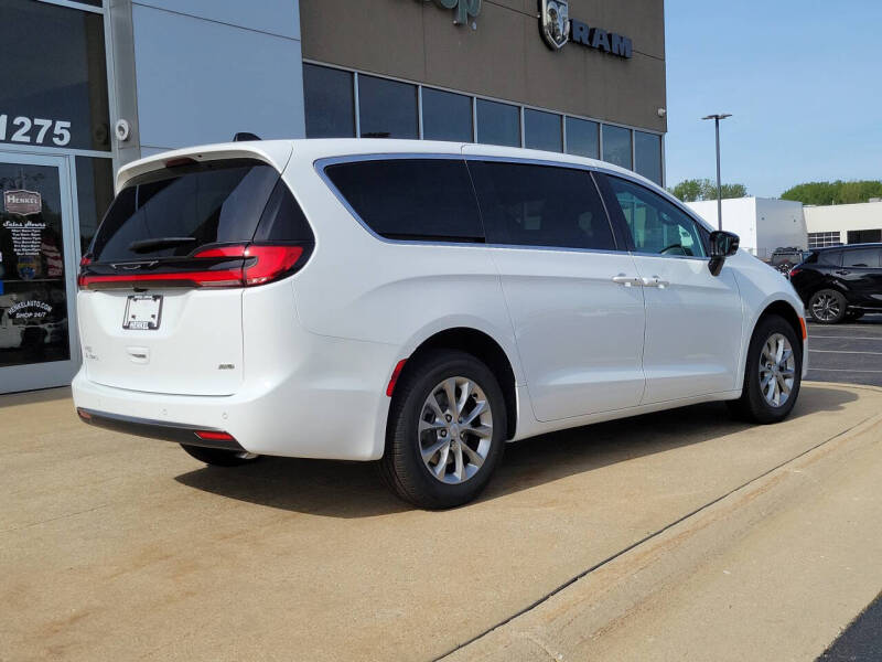 2027 Chrysler Pacifica Select
