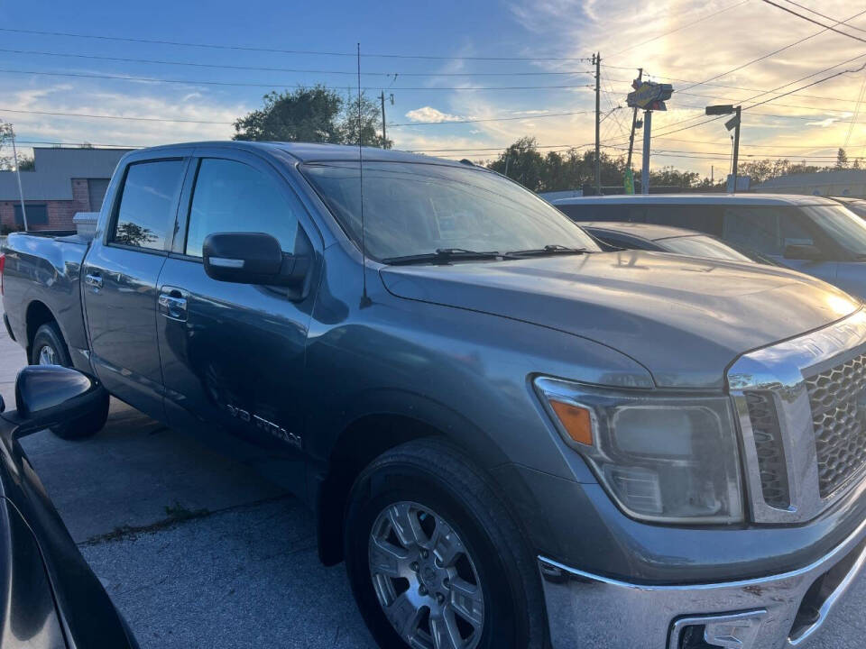 2018 Nissan Titan SV photo 2