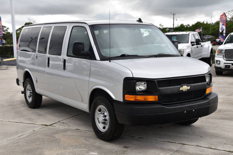 2016 Chevrolet Express Passenger LS's photo