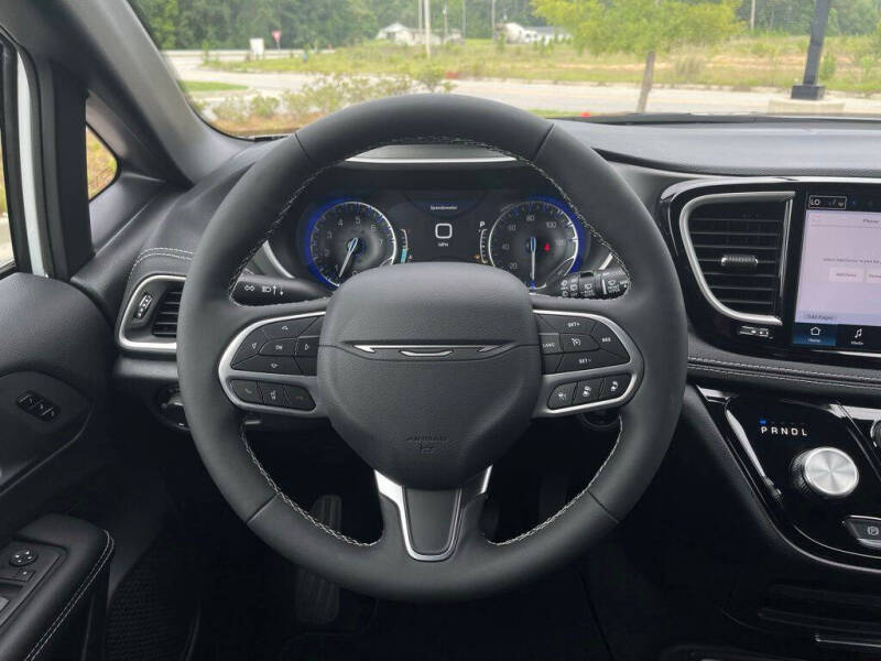 2027 Chrysler Pacifica Select