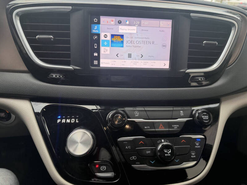 2023 Chrysler Voyager LX