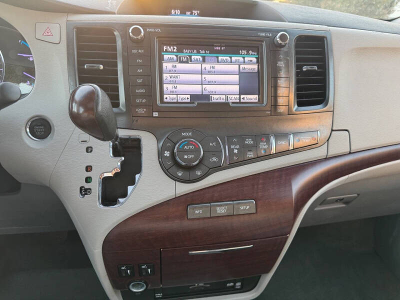 2013 Toyota Sienna XLE 7-Passenger Auto Access Seat