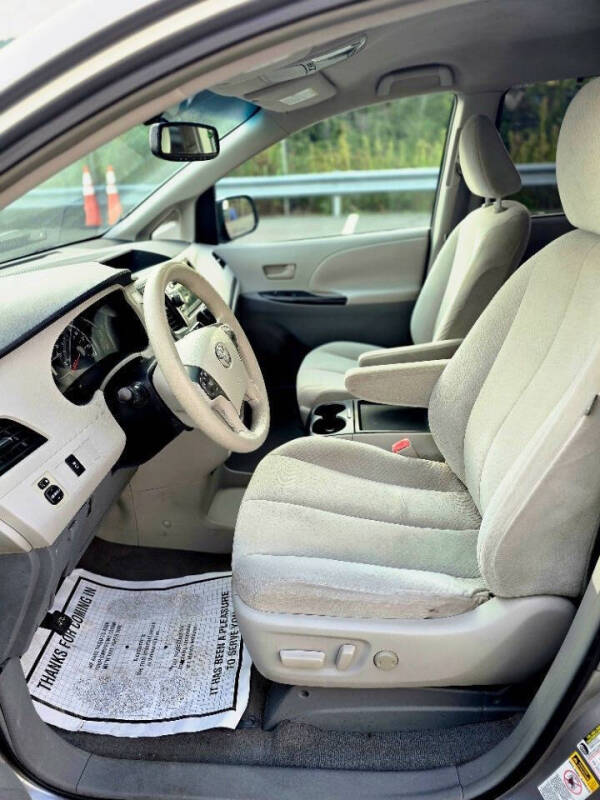 2011 Toyota Sienna LE 8-Passenger