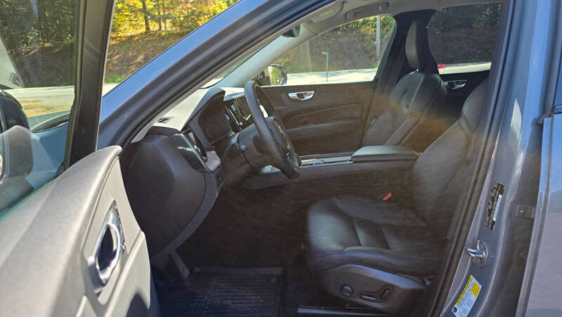 2023 Volvo XC60 B5 Plus Dark Theme