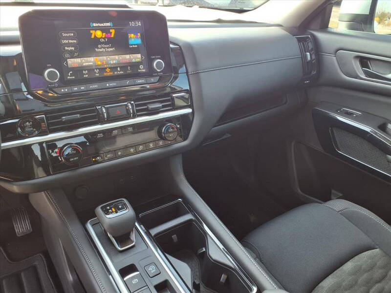 2025 Nissan Pathfinder SV