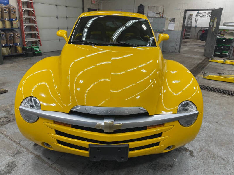 2004 Chevrolet SSR LS photo 3