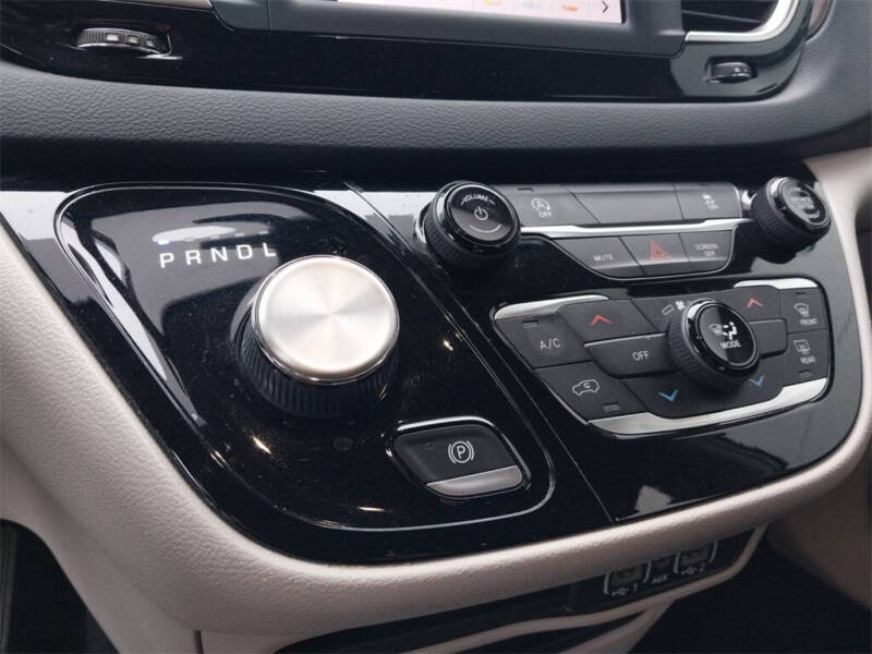 2022 Chrysler Voyager LX