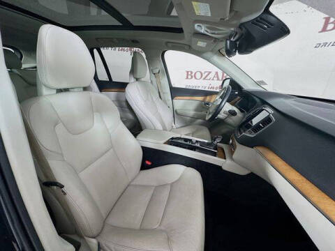 2021 Volvo XC90 T6 Momentum 7-Passenger