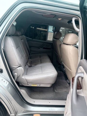 2004 Toyota Sequoia SR5