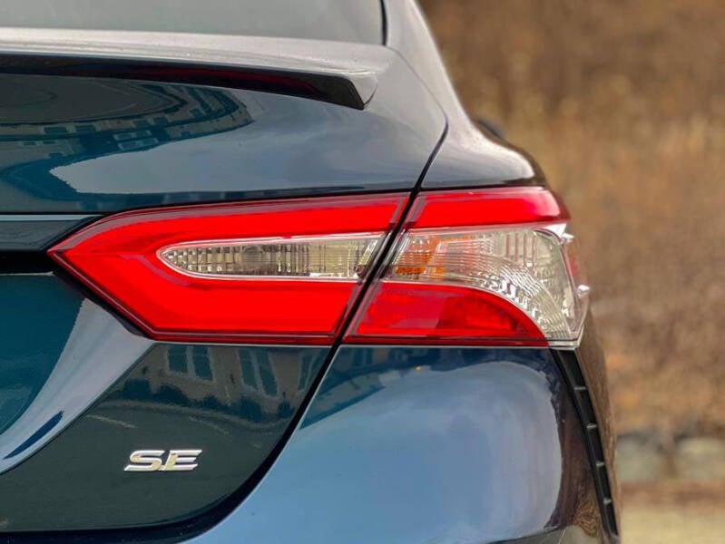 2019 Toyota Camry SE photo 8