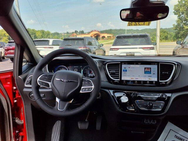 2025 Chrysler Voyager LX