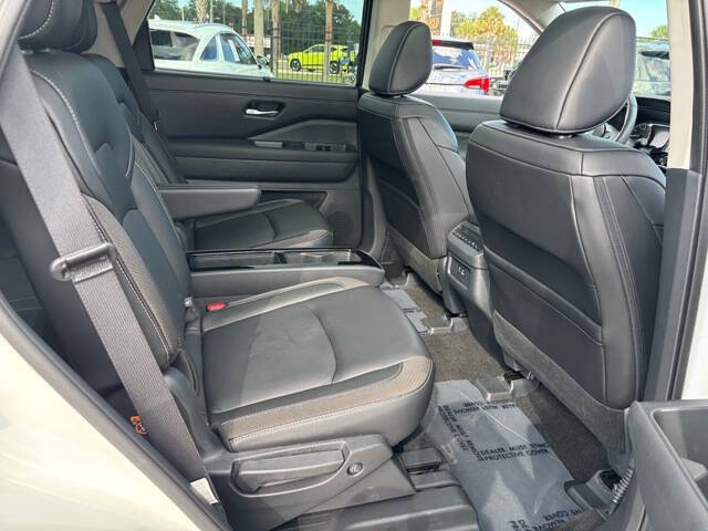 2024 Nissan Pathfinder SL