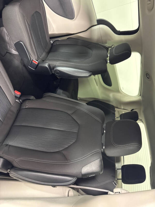 2022 Chrysler Voyager LX