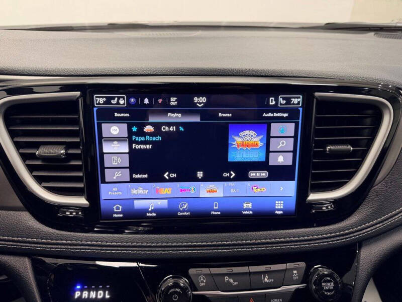 2027 Chrysler Pacifica Select