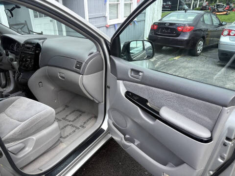 2004 Toyota Sienna CE 7 Passenger