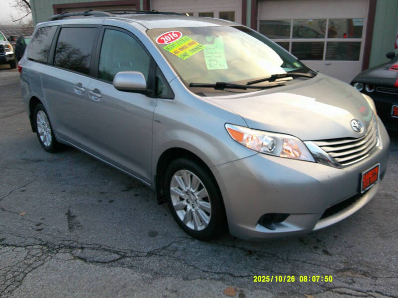 2016 Toyota Sienna LE's photo