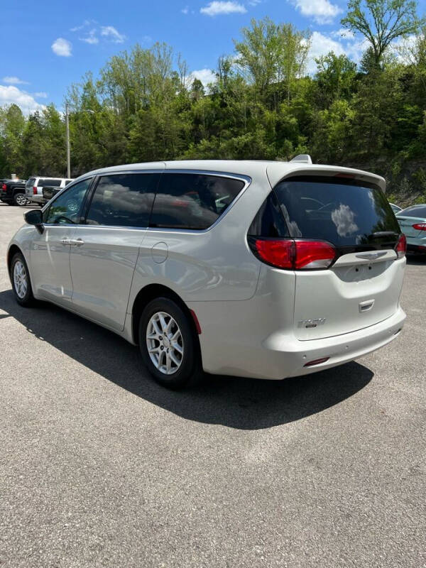 2017 Chrysler Pacifica LX photo 4