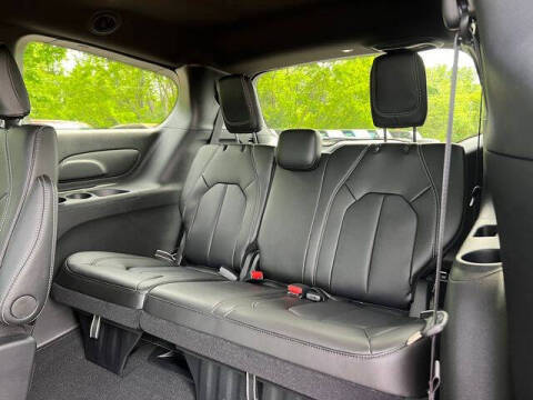 2027 Chrysler Pacifica Select
