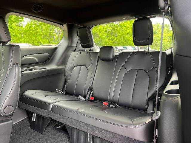 2027 Chrysler Pacifica Select