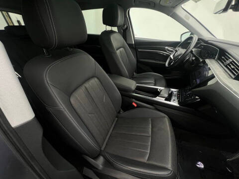 2022 Audi e-tron quattro Premium Plus