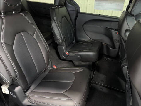 2027 Chrysler Pacifica Select