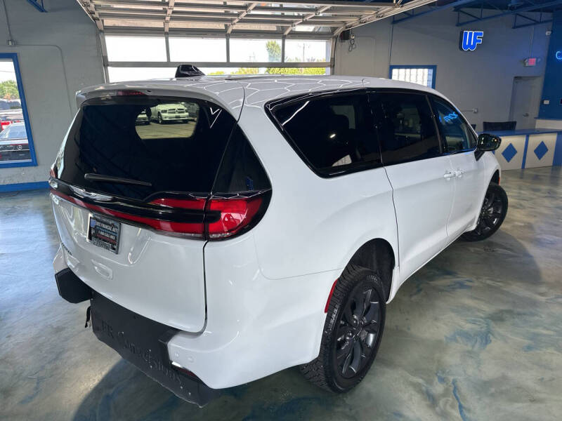 2024 Chrysler Pacifica Touring