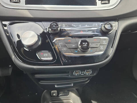 2025 Chrysler Voyager LX