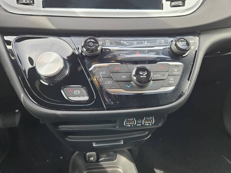 2025 Chrysler Voyager LX