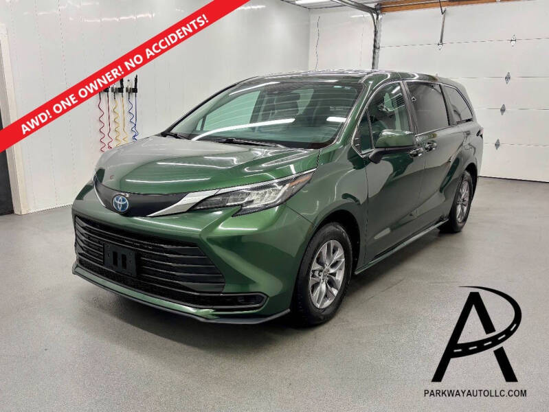2022 Toyota Sienna LE's photo