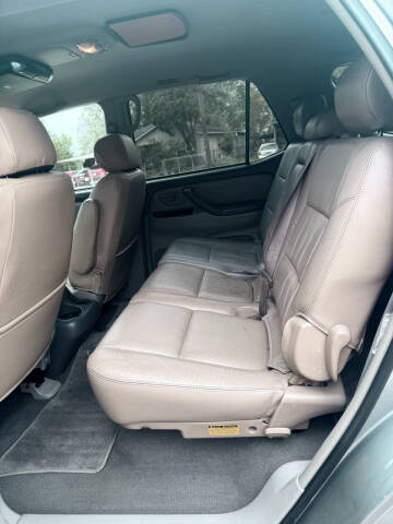 2004 Toyota Sequoia SR5